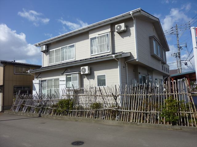 上越市大和地内の二階建て店舗併用住宅で外壁張替え工事