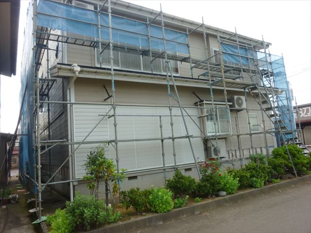 上越市大和地内の外壁張替え工事は、西面から南面へ工事が進みます。