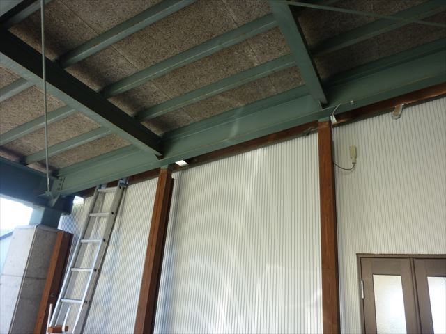 上越市高田地内の車庫屋根補修！屋根の隙間フサギ施工！