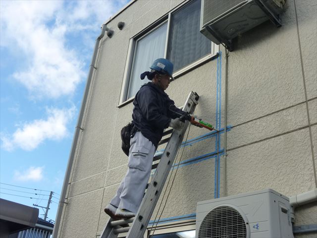 上越市直江津地内のF様邸住宅のコーキング工事を進めています！