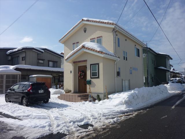 上越市高田地内のかわいい住宅！玄関部の雪処理についてのご相談！