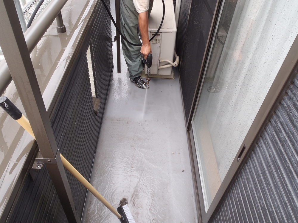 春日部市で雨漏りの予防 ベランダFRP防水表面の塗り替え工事です