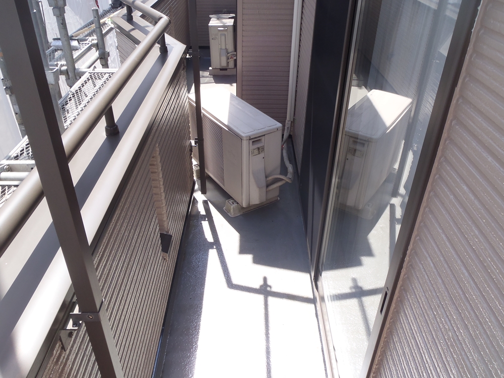 ベランダ防水工事プライマー塗布作業完了