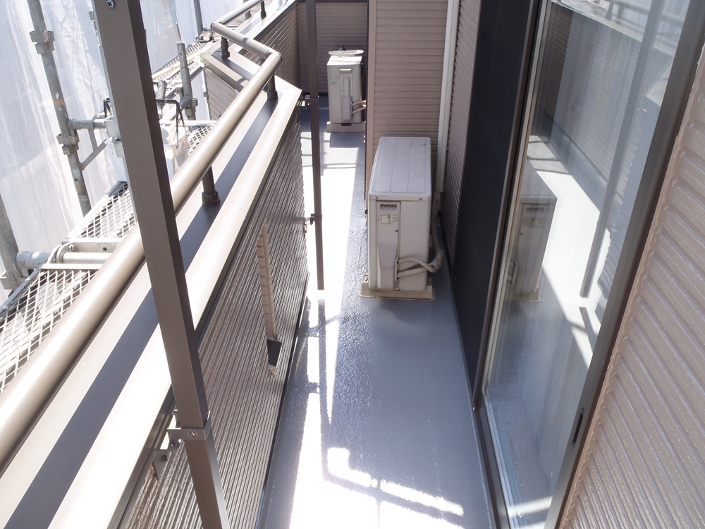 ベランダ防水工事トップコート1回塗布完了