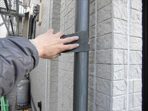 雨どいのケレン作業
