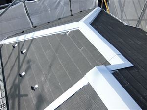 上尾市の塗装作業は、鉄部をさび止めで下塗り。付帯部は中塗りまで行います。