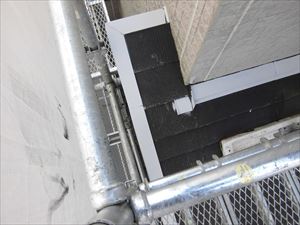 下屋根の鉄部の下塗り
