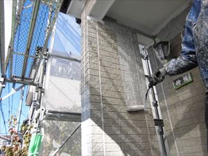 上尾市の塗装工事は、外壁の塗装と玄関庇の塗装をしました