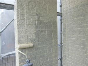 上尾市の塗装工事は外壁上塗りと一階の付帯部分仕上げ作業です
