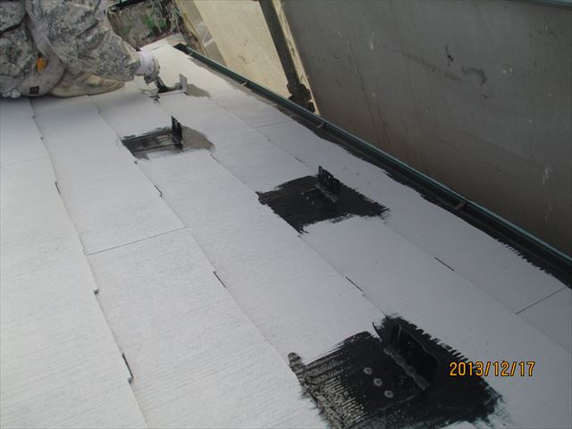 屋根の雪止め中塗り