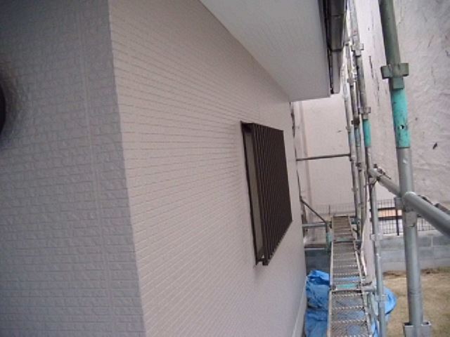 蓮田市の施工は窓枠,雨戸などの付帯部と屋根の上塗り、外壁塗装も完了しました