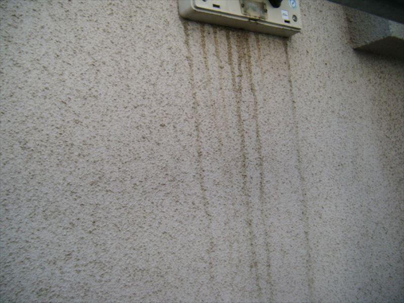 電機メーターボックス下の雨染み