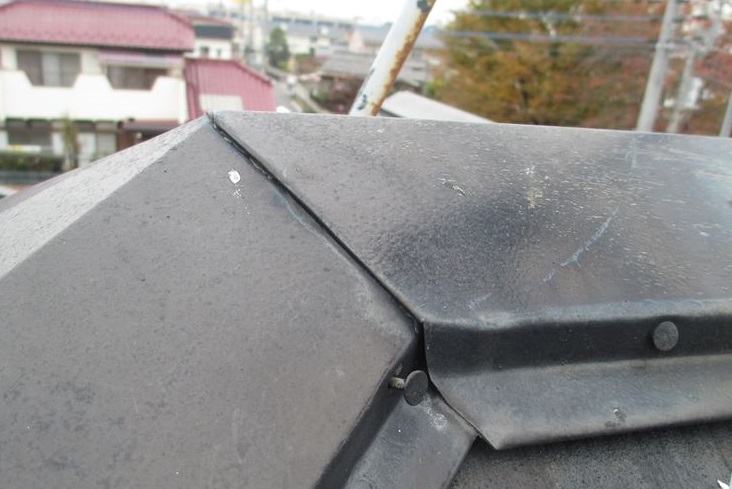 蓮田市の屋根塗装前点棟板金の釘浮き