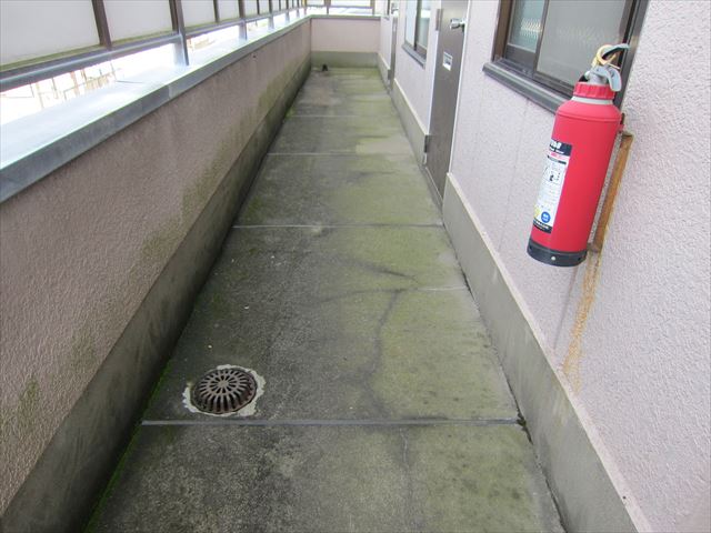 白岡市のマンションで共用部通路の点検を行いました。