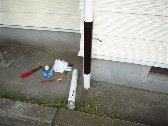 白岡市｜屋根と外壁塗装工事は、ベランダ,下屋根の上塗りで完成間近です