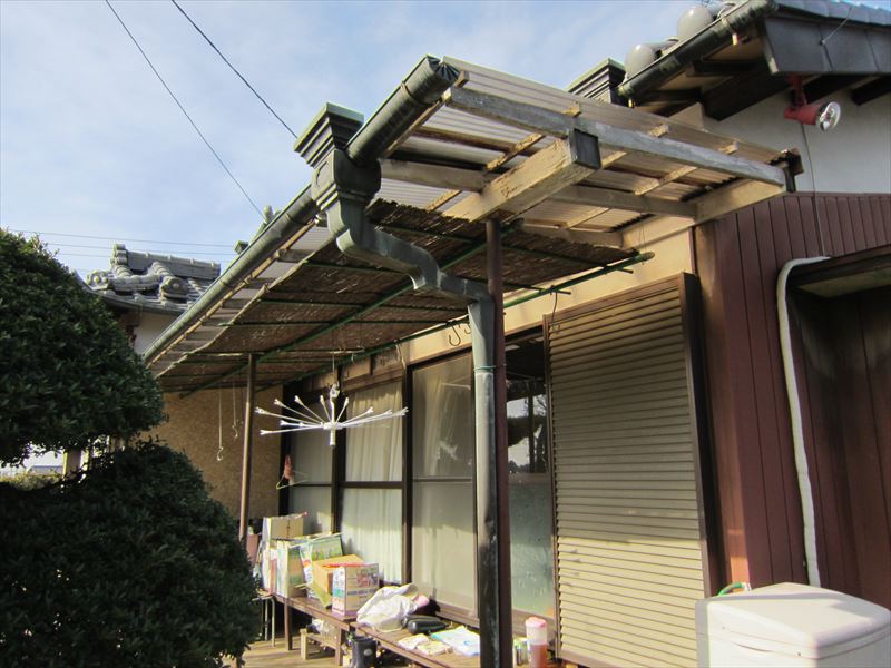 足場設置前にポリカの屋根撤去と倉庫の不用品整理｜蓮田市根金