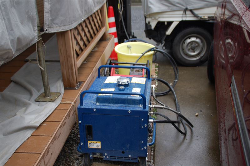さいたま市北区｜雨天ですが、サイディングボードの外壁塗装前に、高圧洗浄を行います