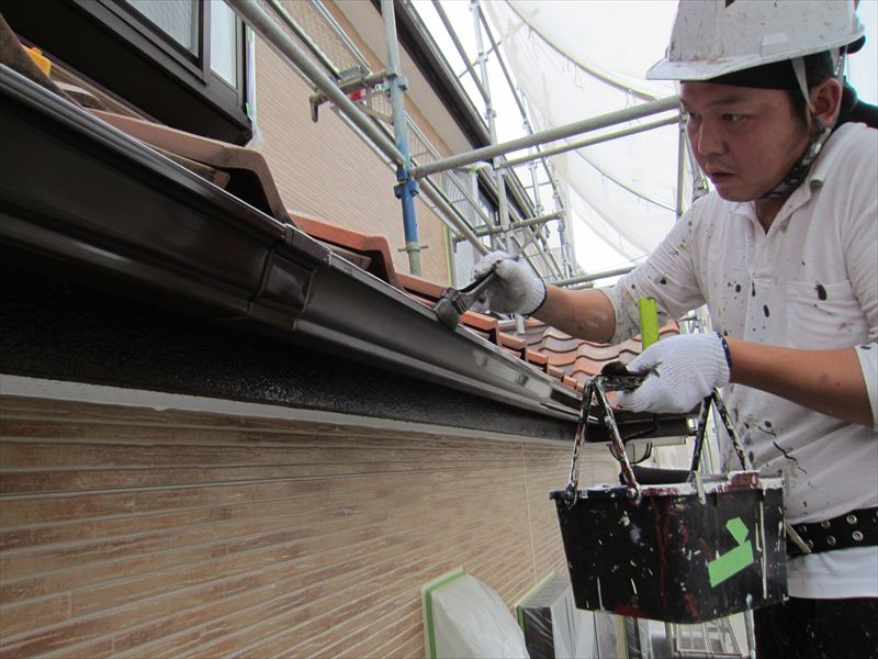 刷毛で雨樋塗装