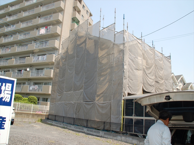 シートを貼った足場