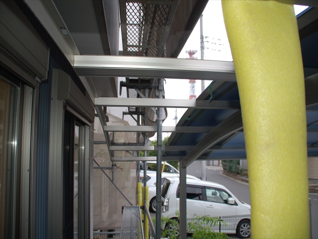 屋根を外したカーポートの下から見た写真