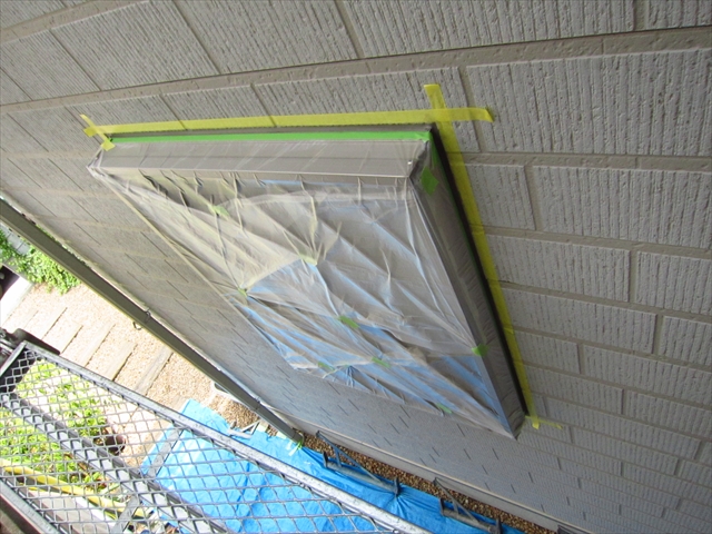 久喜市栗橋｜塗装前に養生と破風板、棟板金の補修を行いました