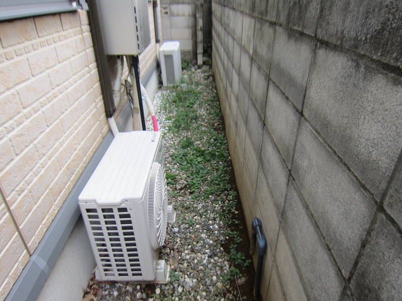 上尾市緑丘｜塗装でキレイになった住宅周りに防草シートを張りました。