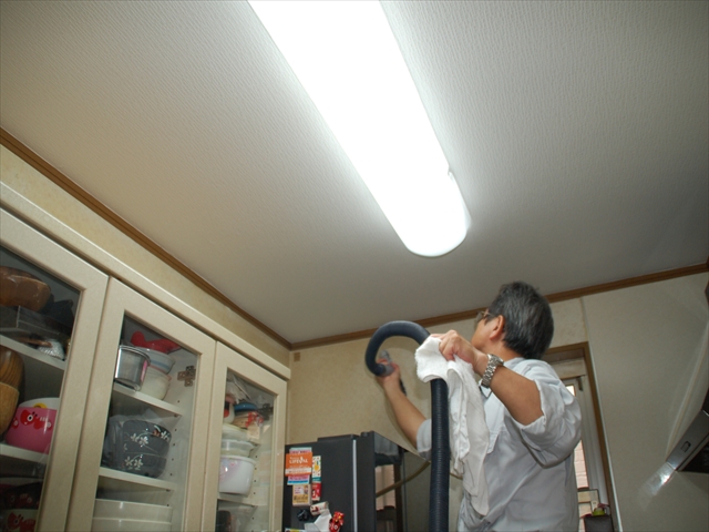 キッチン天井光触媒散布2