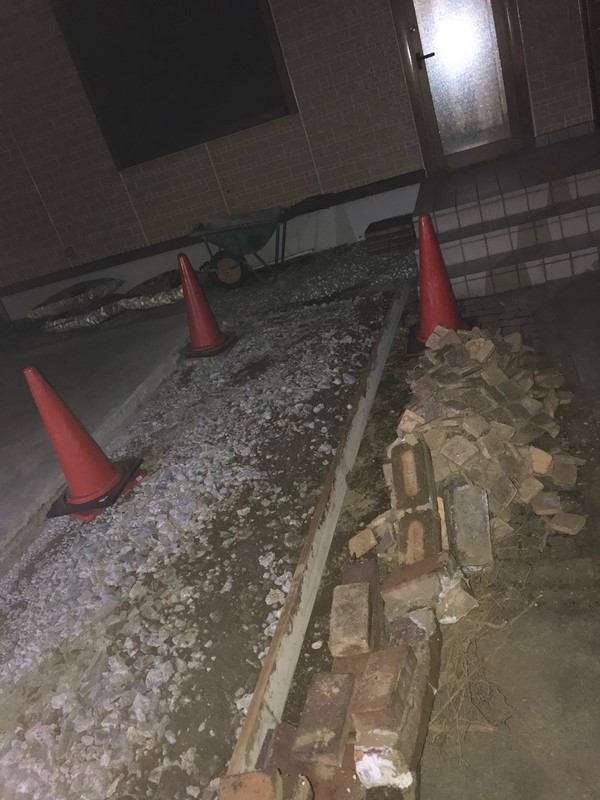 駐車場補修途中