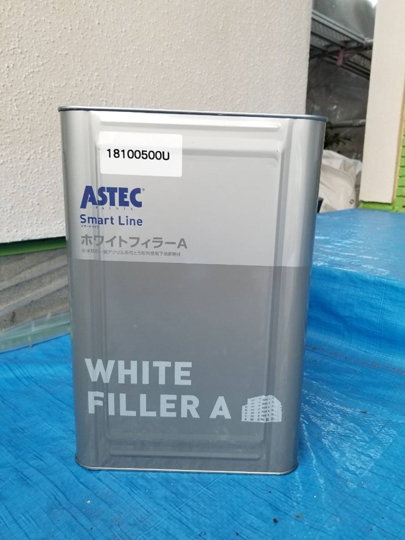 白岡市新白岡｜モルタル外壁の塗り替えには、微弾性フィラー「ホワイトフィラーＡ」を使って下塗りです。