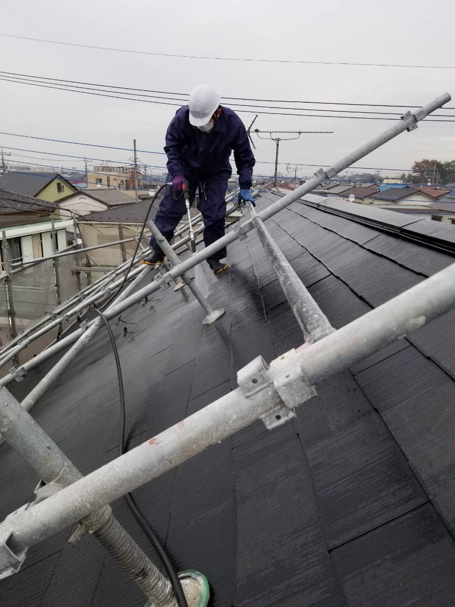 蓮田市閏戸｜スレート屋根とモルタル外壁、モルタル塀を高圧洗浄です