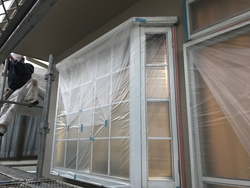 蓮田市閏戸｜モルタル外壁塗装前に住宅周囲へ養生作業をおこないます