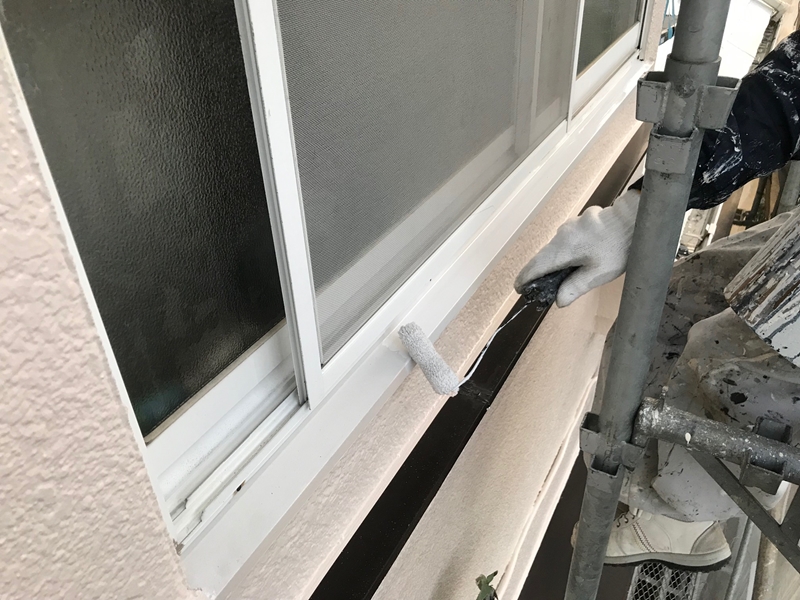 蓮田市閏戸｜軒天、雨樋等付帯部の塗装をします。雨戸シャッターは吹き付け塗装です。