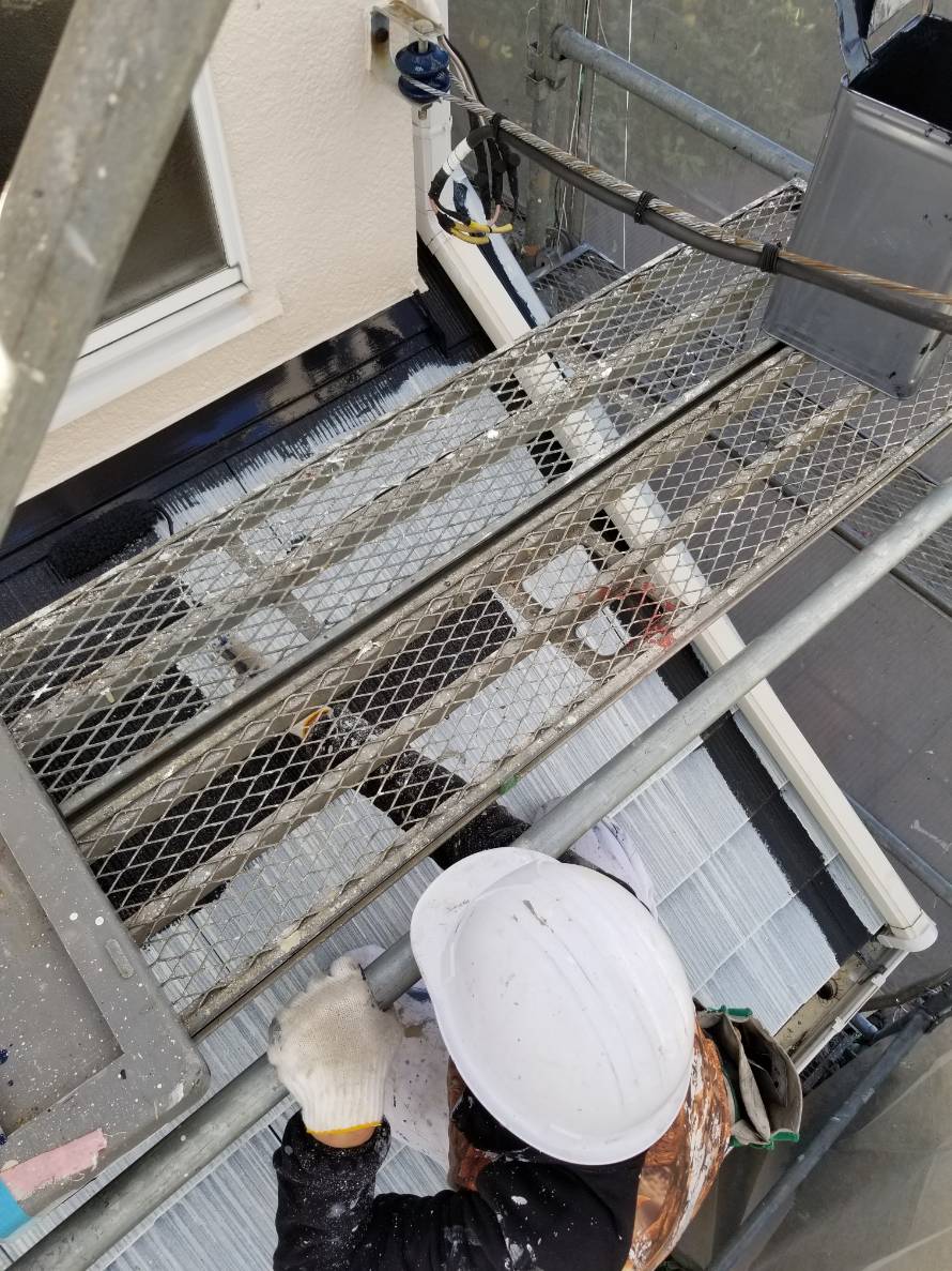 下屋根中塗り作業