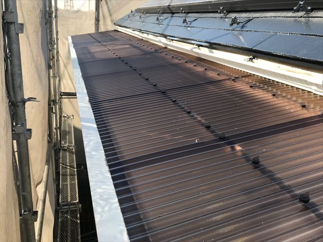 新規ベランダ屋根波板取り付け完了