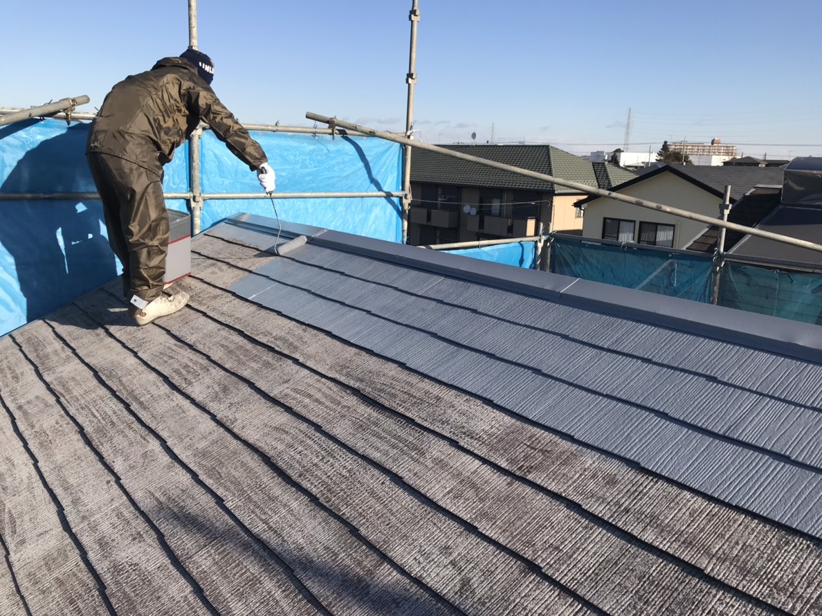 北本市でｽﾚｰﾄ(ｺﾛﾆｱﾙ,ｶﾗｰﾍﾞｽﾄ)屋根の下塗り＆ﾀｽﾍﾟｰｻｰ設置