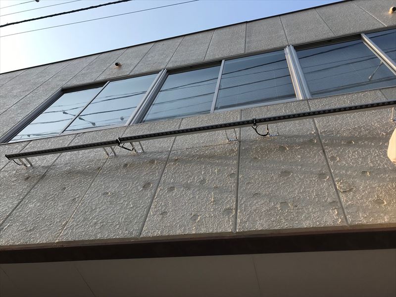 接着剤を剥がし終えた外壁