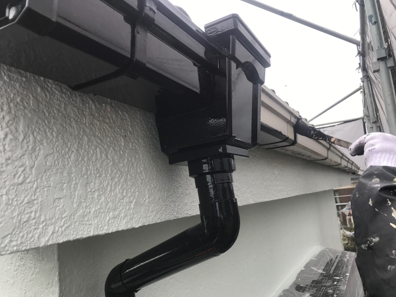 ニッペファインSi ブラックで雨樋塗装