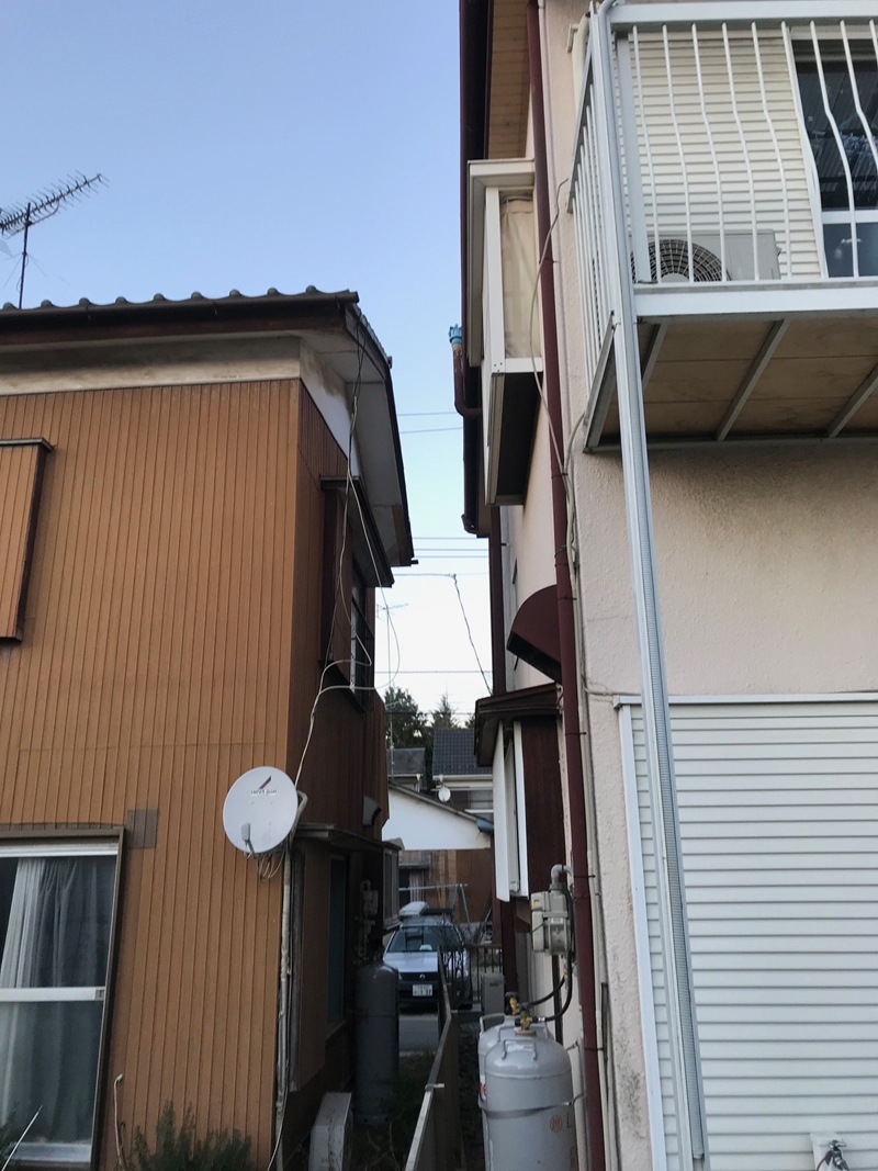 隣との境