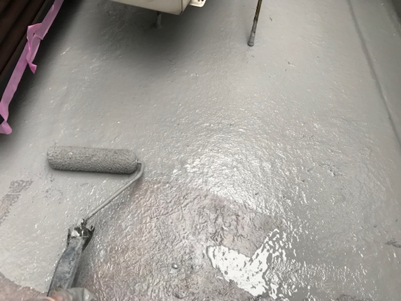 仕上げ上塗りトップコート塗布です