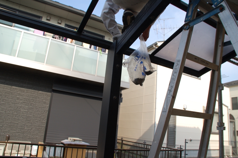 松伏町で一時取り外していた車庫の屋根を足場解体後に戻しました。