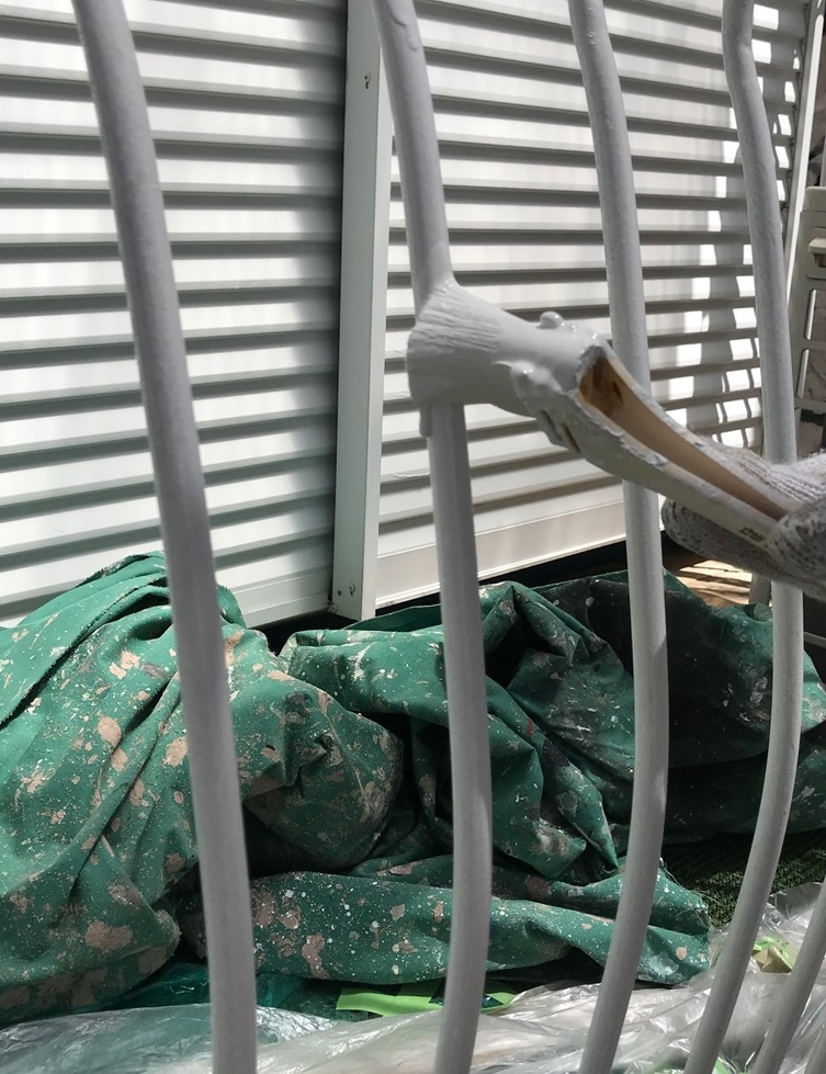 刷毛でベランダ手摺塗装