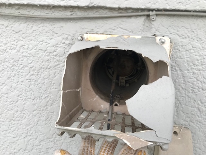 壊れた換気扇カバー