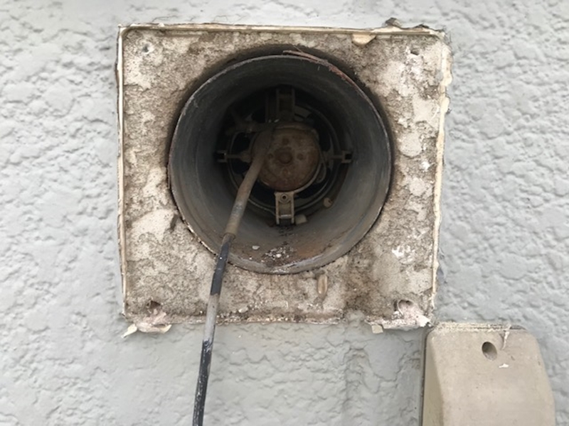 壊れた換気扇フード取り外し