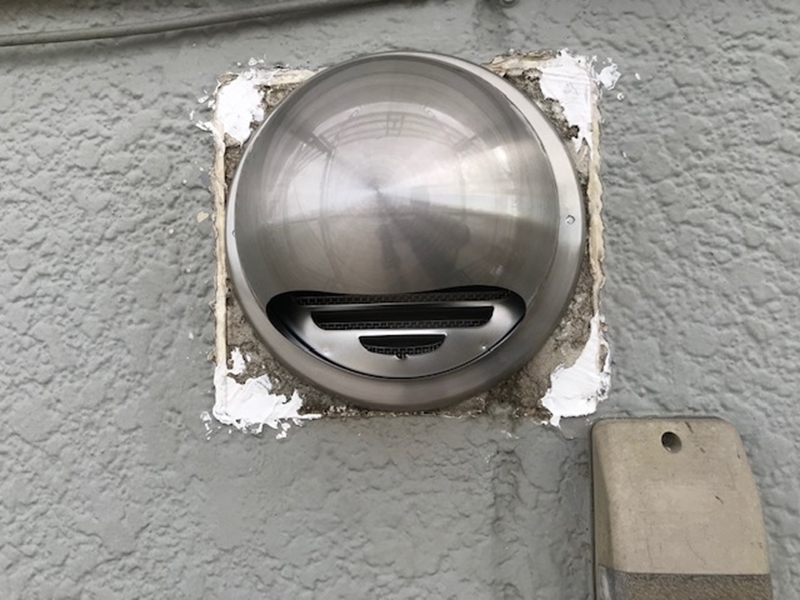 壊れた換気扇フード取り外し