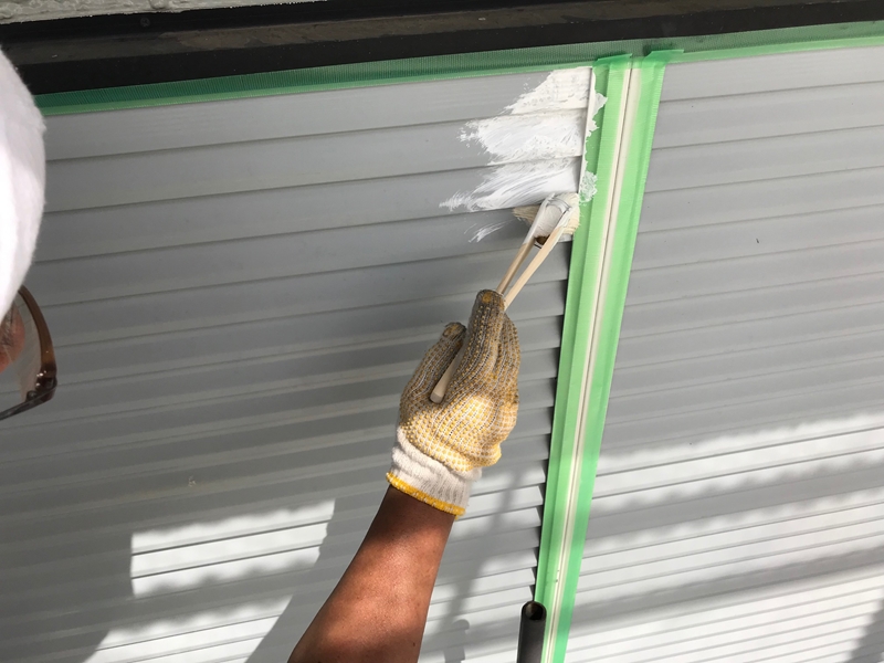 雨戸塗装の下塗り作業