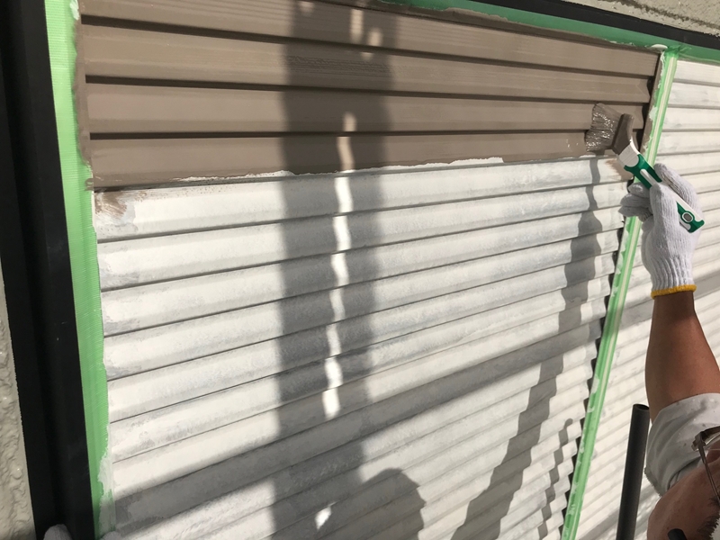 雨戸塗装を刷毛で