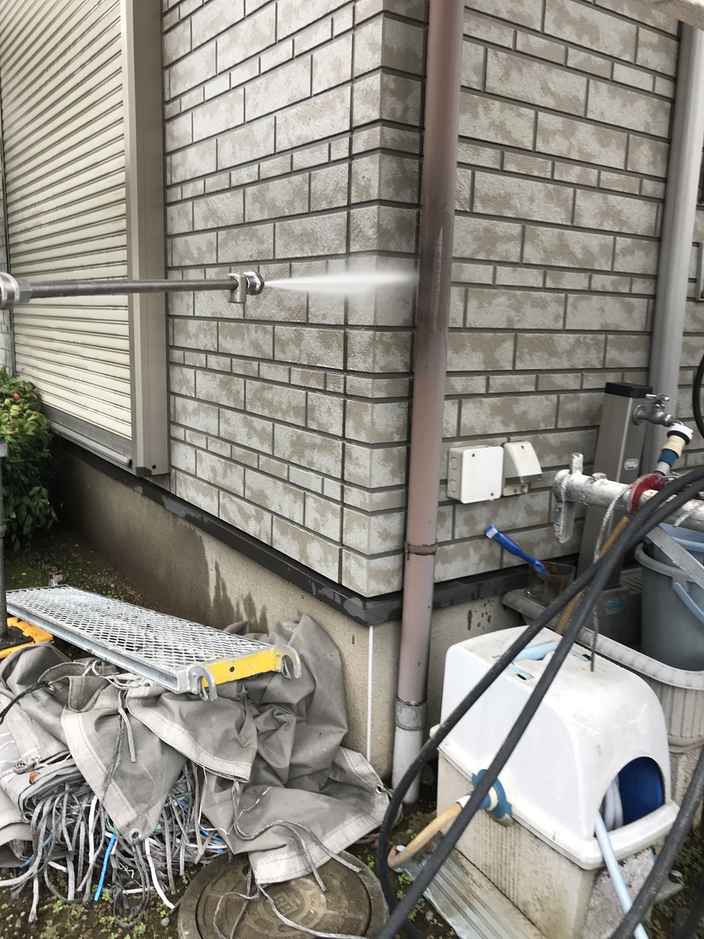 上尾市原市でサイディング外壁の汚れを塗装の前に高圧洗浄で落とします
