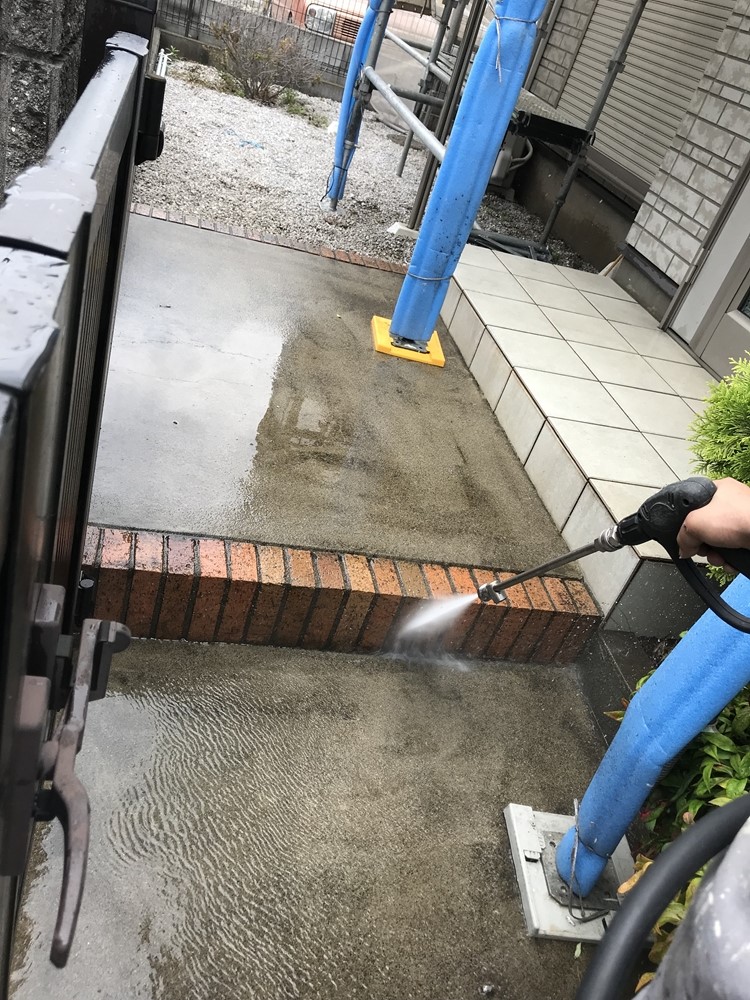 玄関前レンガ高圧洗浄