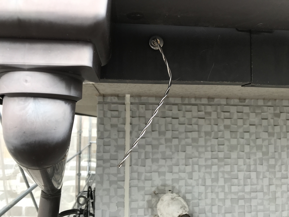 鼻隠しに残るアンテナ支線