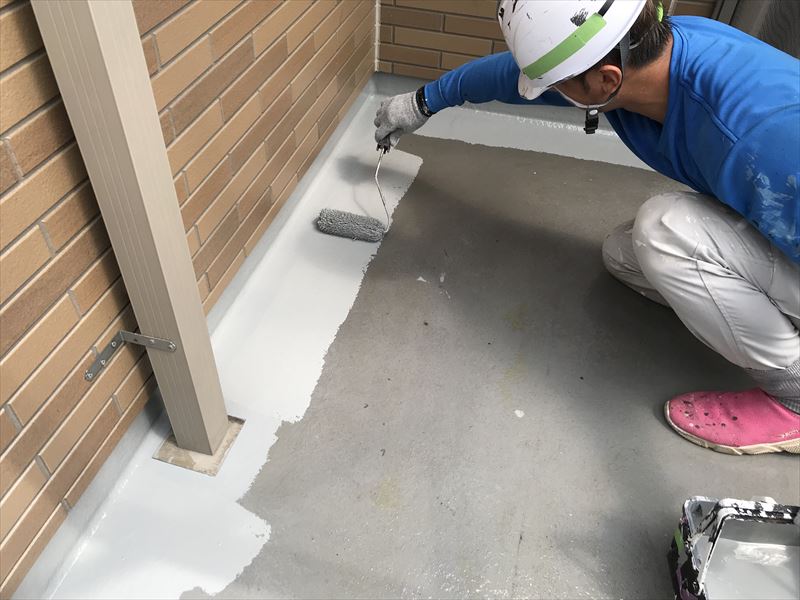 ベランダ防水中塗り開始